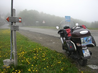 Am Passo di Pradarena bei Nebel